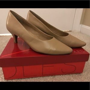 BRAND NEW NEVER WORN TAN HEELS! Size 8.5